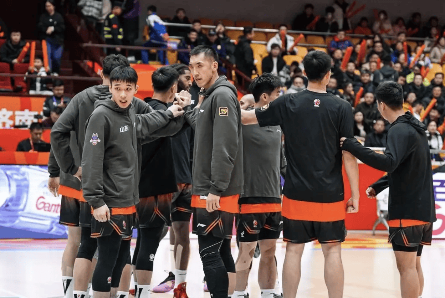 国际比赛日山东男篮备战NBA常规赛,更衣室发声细节曝光,球迷炸锅,身体对抗强度拉满的简单介绍 国际比赛日山东男篮备战NBA常规赛,更衣室发声细节曝光,球迷炸锅,身体对抗强度拉满的简单介绍